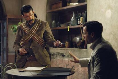 También director y productor, Banderas en una escena del telefilme 'And starring Pancho Villa as himself, de Bruce Beresford.