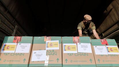 Un soldado junto a las cajas que contienen la vacuna de Pfizer-BioNTech en el aeropuerto de Los Rodeos (Tenerife), este domingo.