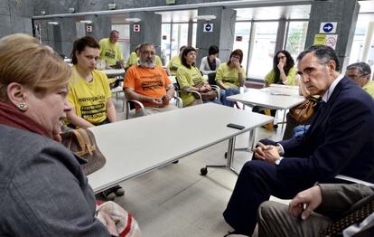 El presidente de Novagalicia Banco, José María Castellano, se reunió ayer en Ourense con afectados por la venta de participaciones preferentes de las dos antiguas cajas de ahorro.