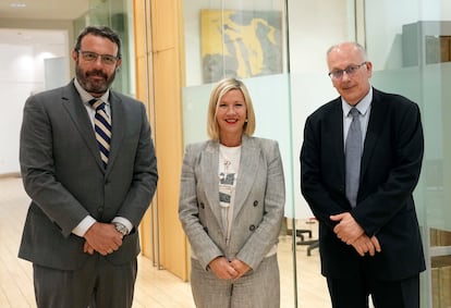 En la foto, de izquierda a derecha, Guillermo Criado, socio fundador de Silex IP, Nuria Marcos, directora general de Pons IP y Ramón Leal, socio fundador de Silex IP.