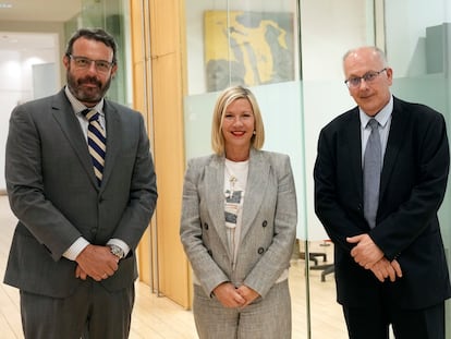 En la foto, de izquierda a derecha, Guillermo Criado, socio fundador de Silex IP, Nuria Marcos, directora general de Pons IP y Ramón Leal, socio fundador de Silex IP.