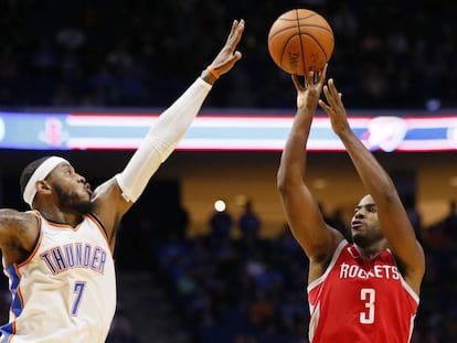 Chris Paul, lanza ante Carmelo Anthony.