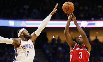 Chris Paul, lanza ante Carmelo Anthony.