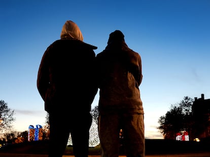 Moussa y Ousmane (nombres ficticios), dos menores migrantes de Gambia que han sido trasladados por error a cuarteles de la Península, el 27 de diciembre en Alcalá de Henares (Madrid).