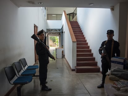 Dos policías hacen guardia durante un cateo en las oficinas del periódico Confidencial, el 15 de diciembre de 2018 en Managua, Nicaragua.