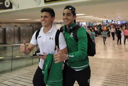 Arturo González (i) y Rodolfo Pizarro en el aeropuerto de la capital mexicana