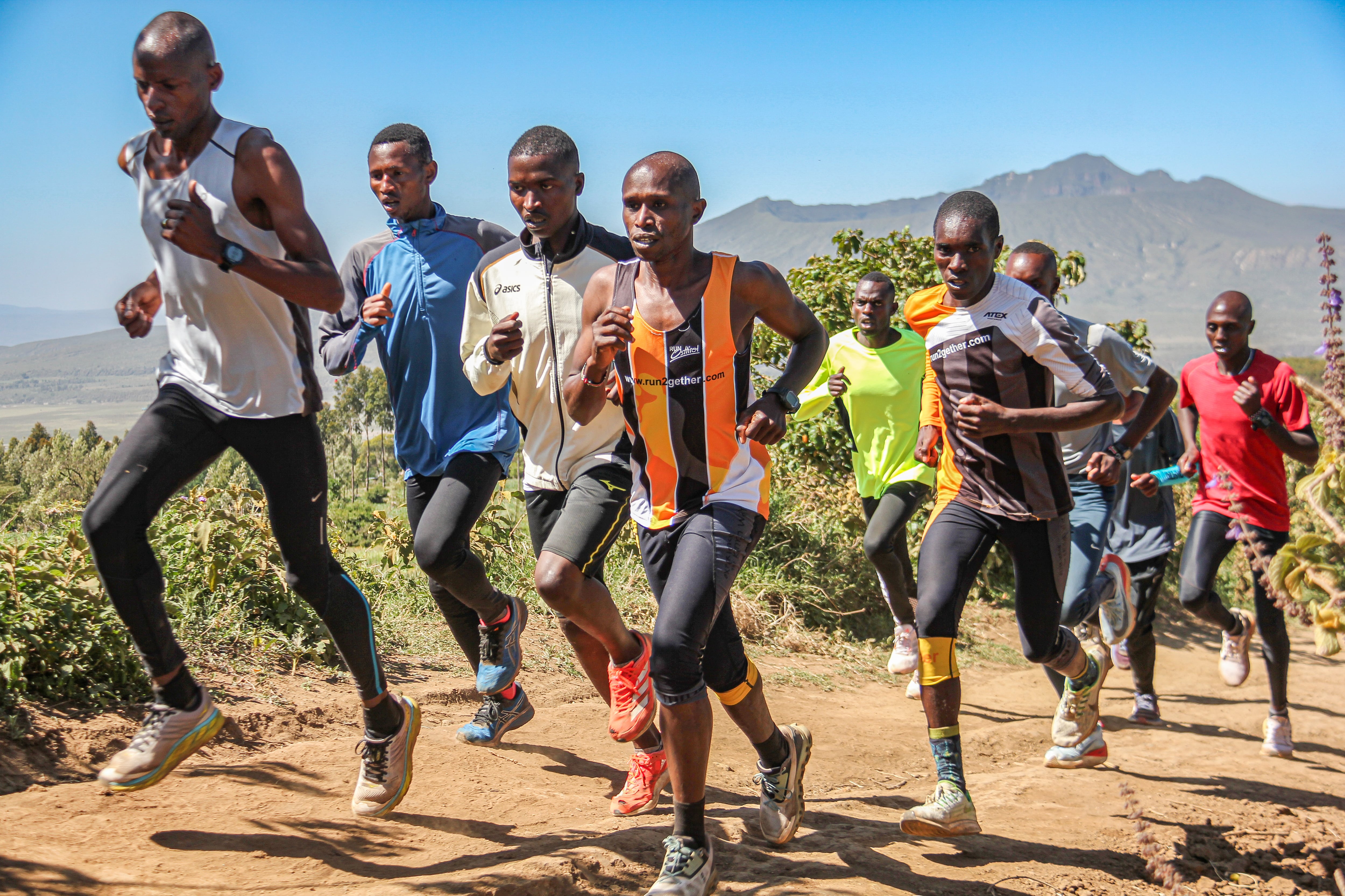 Los kenianos, de los maratones a las carreras por montañas
