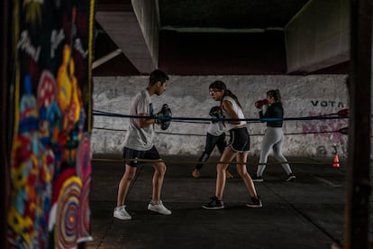 Varios jóvenes boxean en un ring ubicado bajo un puente en Azcapotzalco, Ciudad de México.