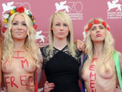 Kitty Green, directora del documental 'Ucrania no es un burdel', en medio de las activistas femeninas del grupo Femen.