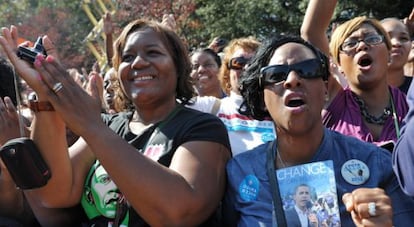 Varias simpatizantes de Obama asisten a su mitin en Richmond (Virginia).