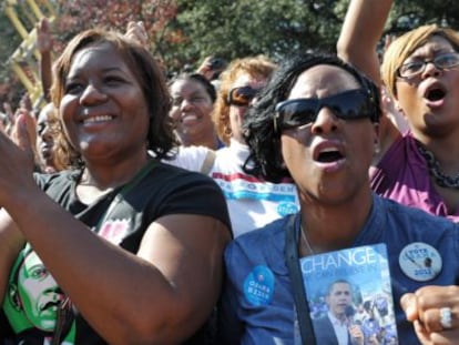 Varias simpatizantes de Obama asisten a su mitin en Richmond (Virginia).