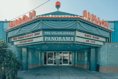 The Velaslavasay Panorama, en el antiguo cine Union.<br><br>Esta tragedia añadirá algunos más a las ruinas. Mientras, Los Ángeles mira sus salas desde la calle: cascarones vacíos, sin vida en la pantalla ni en las butacas, piezas de un museo al aire libre.<br>