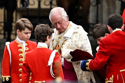 Carlos III llega a la abadía de Westminster, donde le espera su nieto, el príncipe Jorge (a la izquierda de la imagen). El primogénito del príncipe Guillermo y Kate Middleton es uno de los cuatro pajes de honor del rey. 