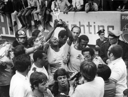 Pelé sostiene el trofeo Jues Rimet tras ganar el Mundial de 1970.