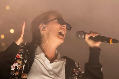 BARCELONA, 08/07/2022.- La cantante Rigoberta Bandini durante su actuación hoy viernes en el festival Cruïlla que se celebra en el Parc del Forum de Barcelona. EFE/Marta Pérez.
