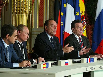 El presidente francés, Jacques Chirac, en conferencia de prensa en el Elíseo, junto a José Luis Rodríguez Zapatero, Vladímir Putin y Gerhard Schröder.