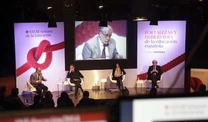 Juan Antonio Ortega y D&iacute;az Ambrona (izquierda), Eugenio Nasarre, Mercedes Cabrera y &Aacute;ngel Gabilondo en la Fundaci&oacute;n Santillana.