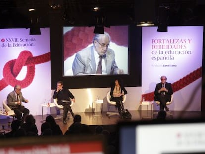 Juan Antonio Ortega y D&iacute;az Ambrona (izquierda), Eugenio Nasarre, Mercedes Cabrera y &Aacute;ngel Gabilondo en la Fundaci&oacute;n Santillana.