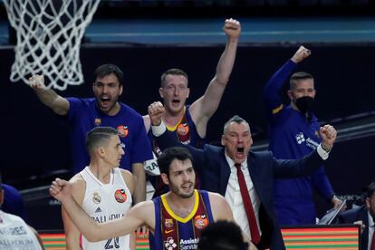 Jasikevicius celebra el título de Copa junto a Abrines, Oriola y Smits.