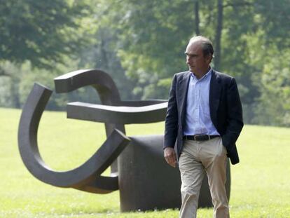 Luis Chillida, director del museo del escultor vasco, camina con una obra de su padre al fondo.