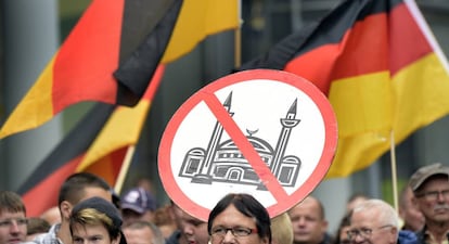 Manifestaci&oacute;n en Bautzen, en el este, en contra de los inmigrantes
