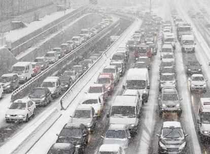 Atasco en la Nacional II (Madrid-Barcelona) en su enlace con la carretera de circunvalación M-30 de Madrid, ayer por la mañana.