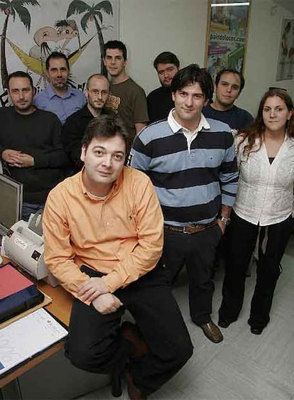 Creadores del portal y su equipo, en la sede de Salamanca.