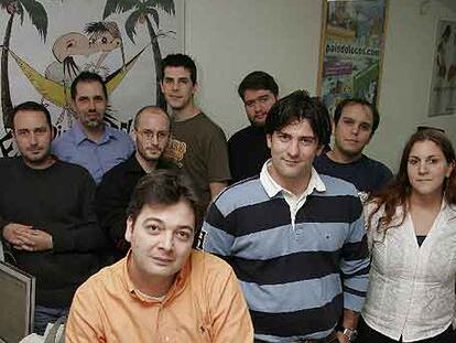 Creadores del portal y su equipo, en la sede de Salamanca.
