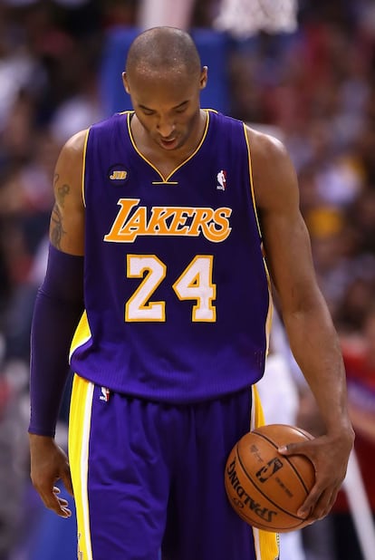 Kobe Bryant, cabizbajo durante el partido ante los Clippers.