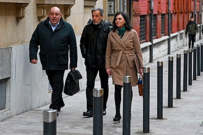 El expolítico Pedro Muñoz, en el centro, a su llegada el martes a la Audiencia Provincial de León.