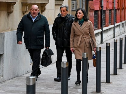 El expolítico Pedro Muñoz, en el centro, a su llegada el martes a la Audiencia Provincial de León.