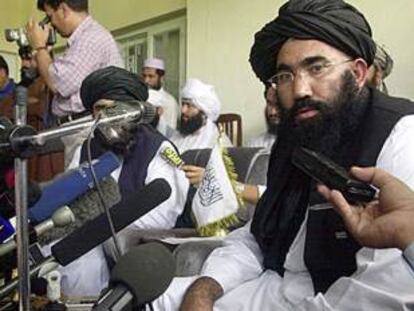 Abdul Salam Zaeef, embajador del régimen talibán en Pakistán, advierte en rueda de prensa que su Gobierno está preparado para un ataque de EE UU.
