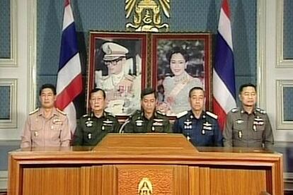 El jefe del Ejército Tailandés, Sonthi Boonyaratglin, ha prometido, en un discurso televisado este miércoles, devolver el poder al pueblo, después de que las Fuerzas Armadas de ese país diesen un golpe de Estado para derrocar al primer ministro, Thaksin Shinawatra. "El Consejo [para la Reforma Política] no tiene intención de gobernar el país por sí mismo y devolverán el poder al pueblo, bajo una monarquía constitucional, lo antes posible", ha dicho Sonthi, flanqueado por otros cuatro líderes del citado Consejo, que ayer se hizo con el poder.