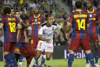 Nsue celebra el gol del Mallorca entre Milito, Alves, Pedro, Piqué (arrodillado), Keita, Mascherano y Abidal.