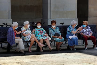 Varias mujeres con mascarilla en una plaza de Pamplona.