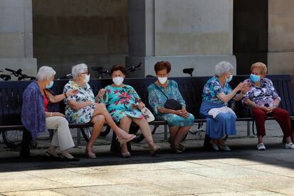 Varias mujeres con mascarilla en una plaza de Pamplona.