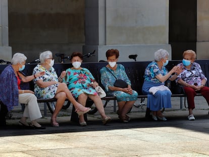 Varias mujeres con mascarilla en una plaza de Pamplona.