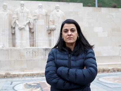 La exdiputada de la CUP Anna Gabriel posaba frente al monumento del Parque de los Bastiones en Ginebra (Suiza), el 21 de febrero de 2018.