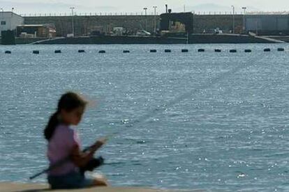 El submarino <i>Trenchant, </i>ayer en el puerto de la base naval de Gibraltar.