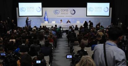 Ao fundo, o secretário-geral da ONU, António Guterres, e a responsável pela mudança climática da ONU, Patricia Espinosa, no domingo na COP25.