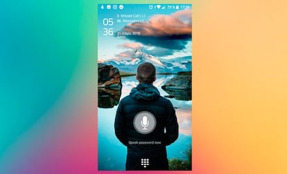 Una vez pulsado el micrófono, debemos dictar la palabra que hemos elegido para desbloquear el móvil. Una vez la reconozca, que es inmediato, el móvil se desbloqueará. Podemos elegir en los ajustes de la app entre distintos fondos de pantalla, hasta cinco, para darle un toque especial a nuestro terminal. Una nueva capa que aumenta la seguridad de nuestro móvil respecto de los más indiscretos.