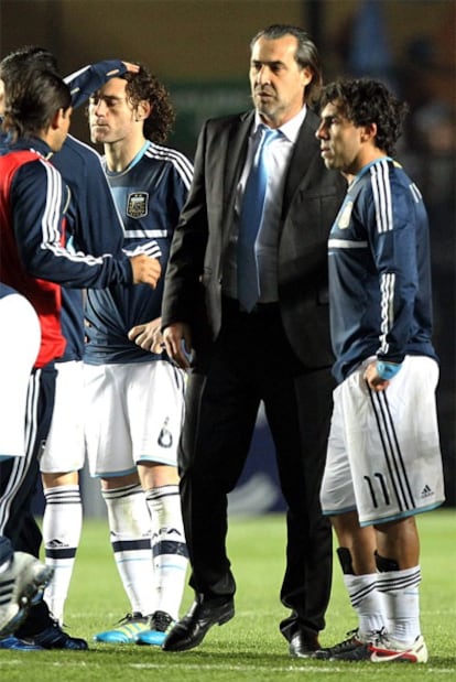 El seleccionador Batista junto a Tévez y Milito.