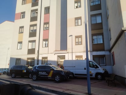 Coche policial en la calle Siglo de Oro de Valladolid, este jueves.