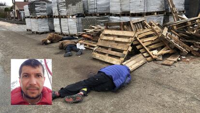 El cuerpo de Maksim Kiriv, tirado en el suelo y con su abrigo azul, yace junto al de otras dos personas no identificadas que también iban vestidos de civiles. Son algunos de los cadáveres encontrados en la calle Yablonska después de que el Ejército ruso se retirara para centrar su ofensiva en el este de Ucrania. Al menos 20 civiles murieron a manos de las tropas rusas en esta vía principal del municipio de Bucha.