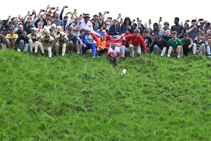 Participantes en la carrera del queso rodante de Coopers Hill, este lunes.