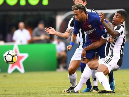 Neymar, entre dois rivais num lance do jogo em Nova Jersey.