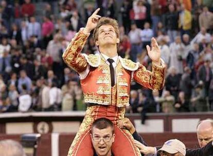 El Juli, a hombros, camino de la puerta grande al finalizar la corrida de ayer en Las Ventas.