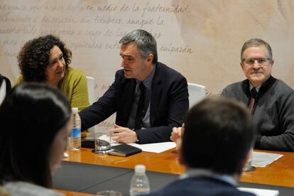 Jonan Fernández, secretario de Derechos Humanos del Gobierno vasco, en su reunión de hoy con las víctimas.