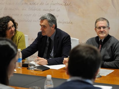 Jonan Fernández, secretario de Derechos Humanos del Gobierno vasco, en su reunión de hoy con las víctimas.