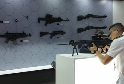 Un hombre apunta con un arma en la mayor feria de armamento de Latinoamérica que se se celebra en Río de Janeiro.